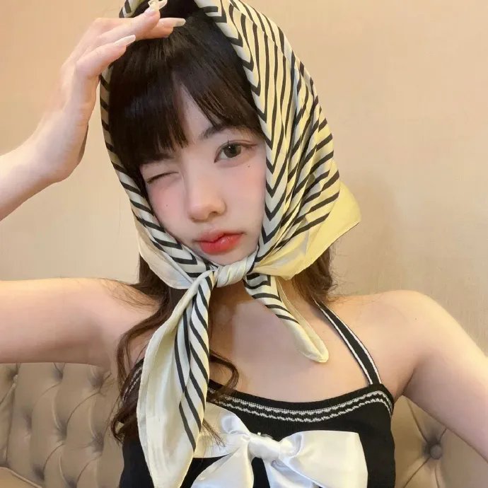 她背后的那双手